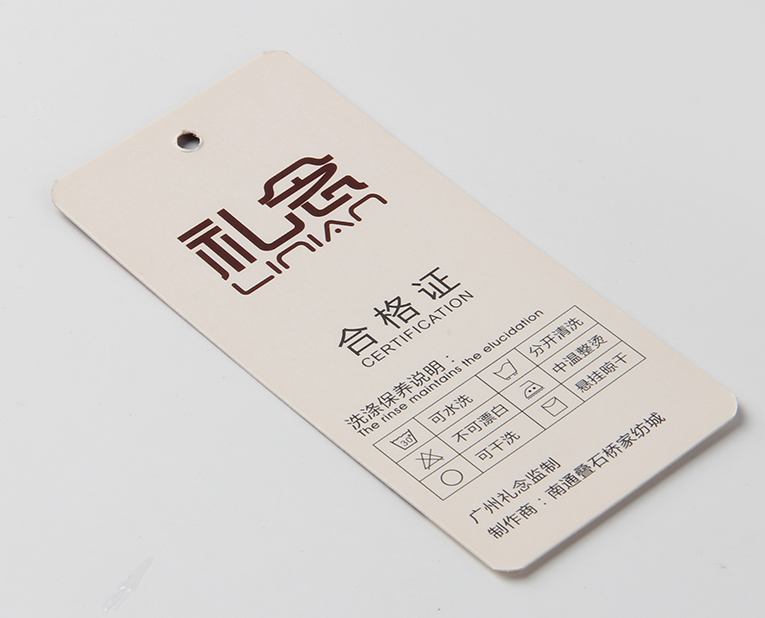 衣服吊牌在定做時出幺蛾子，制造商這樣做不懼怕劃痕