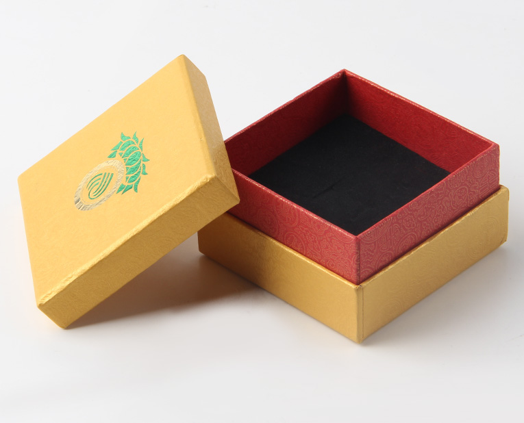代表化妝品盒子廠家的老師傅，仔細(xì)比對(duì)3個(gè)小時(shí)，只為品質(zhì)