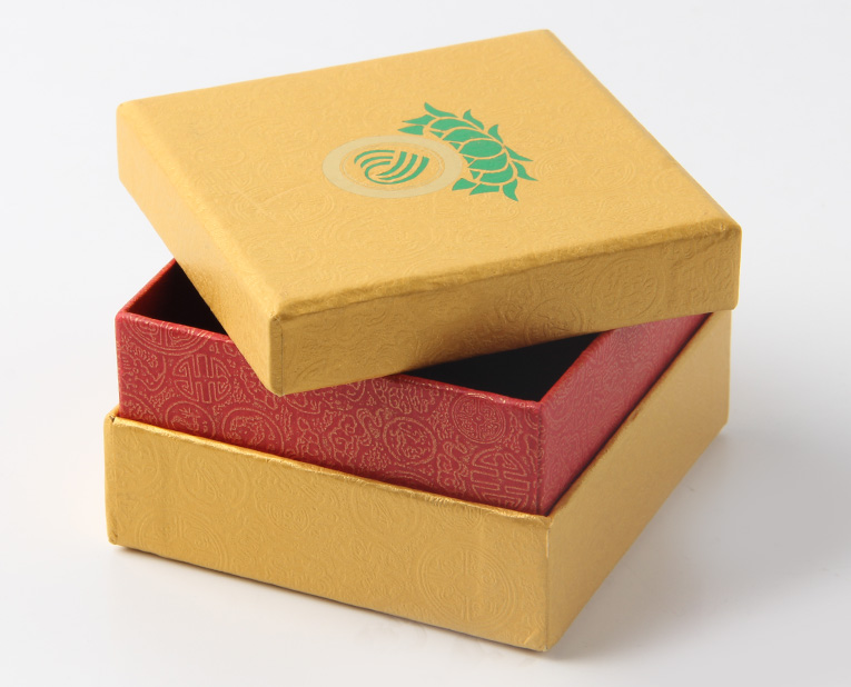 代表化妝品盒子廠家的老師傅，仔細(xì)比對(duì)3個(gè)小時(shí)，只為品質(zhì)