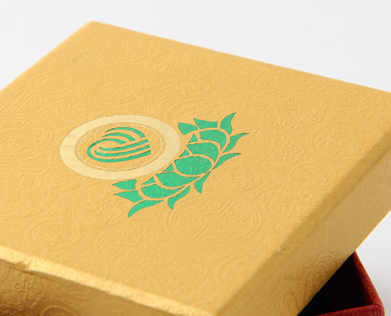 代表化妝品盒子廠家的老師傅，仔細(xì)比對(duì)3個(gè)小時(shí)，只為品質(zhì)